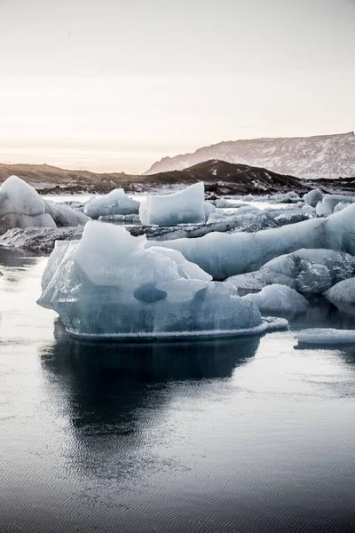 Vertikální Záběr Několika Kusů Ledu Ledové Laguně Jokulsarlon Islandu — Stock fotografie