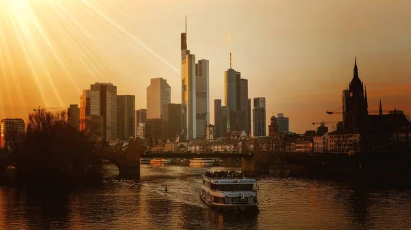 Hermoso Disparo Alemania Central Frankfurt Con Sol Resplandeciente Cielo —  Fotos de Stock