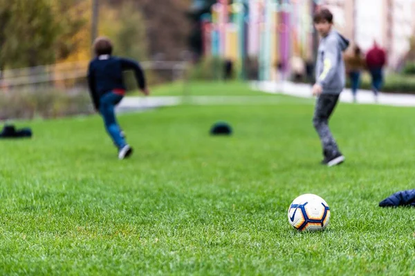 Twee Kinderen Spelen Voetbal Het Gras Een Stadspark Het Centrum — Stockfoto