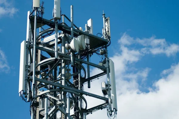 Tiro Ângulo Baixo Uma Torre Comunicações Com Antenas Debaixo Céu — Fotografia de Stock