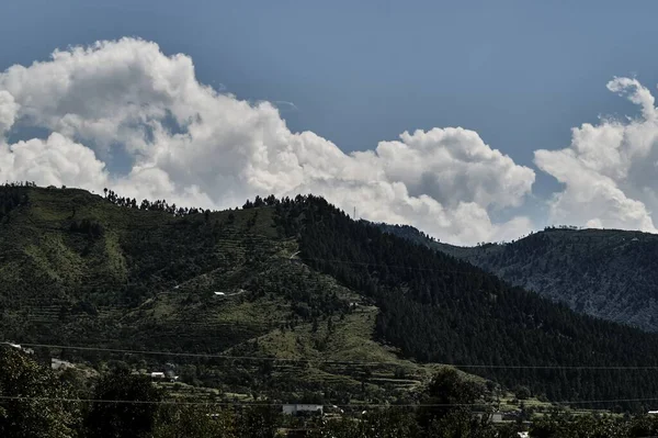 Die Berge Halb Voller Bäume Vor Bewölktem Blauem Himmel Swat — Stockfoto