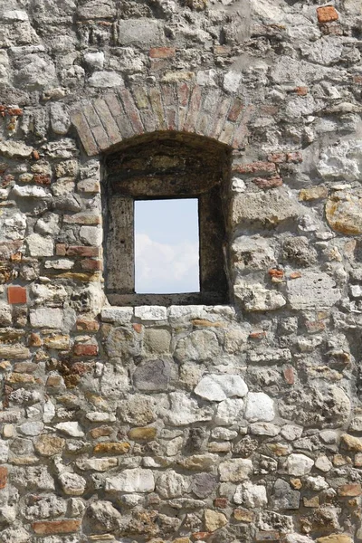 Eine Vertikale Aufnahme Eines Fensters Einem Gebäude Aus Stein — Stockfoto