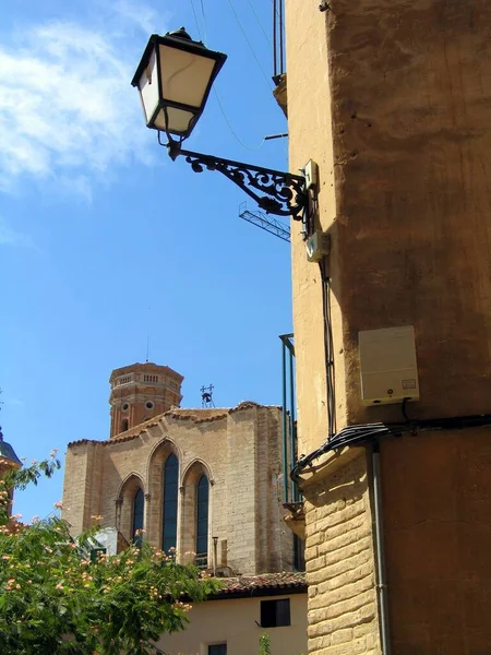 Eine Vertikale Aufnahme Einer Straßenlaterne Einem Gebäude Tudela Navarra Spanien — Stockfoto