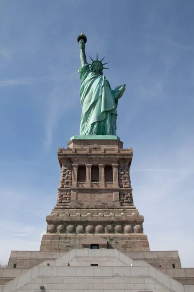 ニューヨーク市 2019年3月22日 自由の女神の下からの角度 — ストック写真