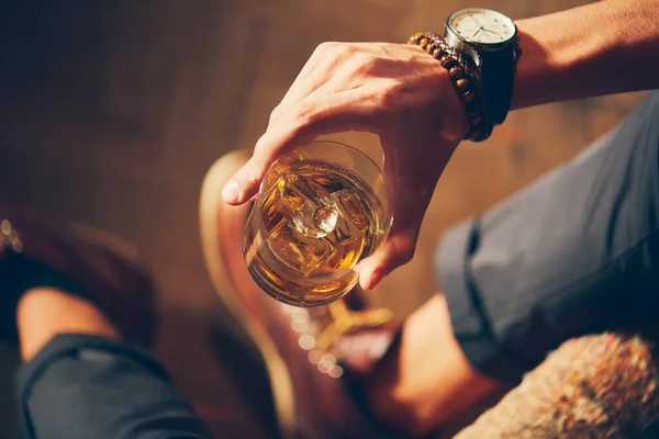 Gros Plan Angle Élevé Mâle Tenant Verre Whisky — Photo