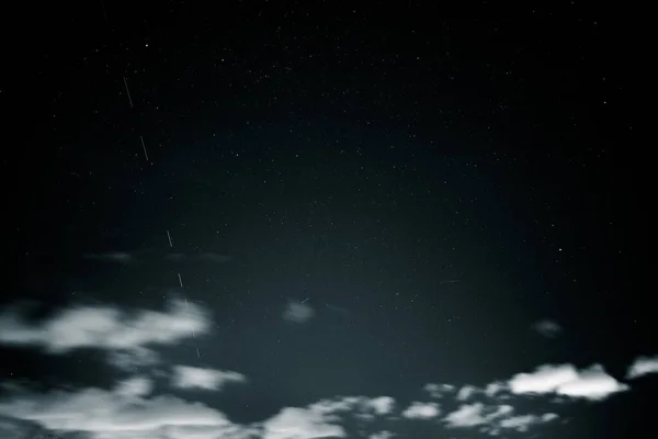 Donkere Nachtelijke Hemel Met Vliegende Starlink Satellieten — Stockfoto
