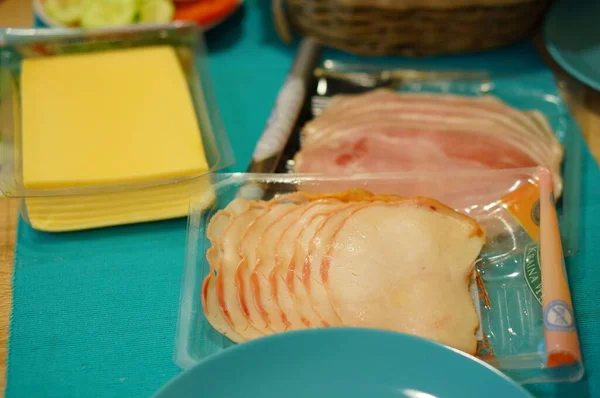 Carne Leccata Che Posa Una Confezione Plastica Tavolo Disordinato Fondo — Foto Stock