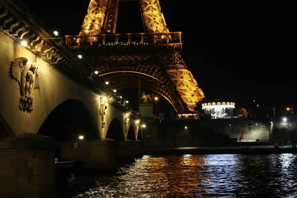 Lenyűgöző Kilátás Eiffel Toronyra Éjszaka Folyó Feletti Híd Közelében — Stock Fotó