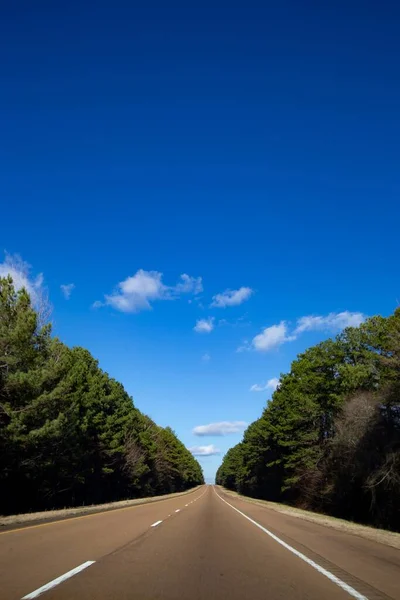 Błękitne Niebo Autostrada Ameryce — Zdjęcie stockowe