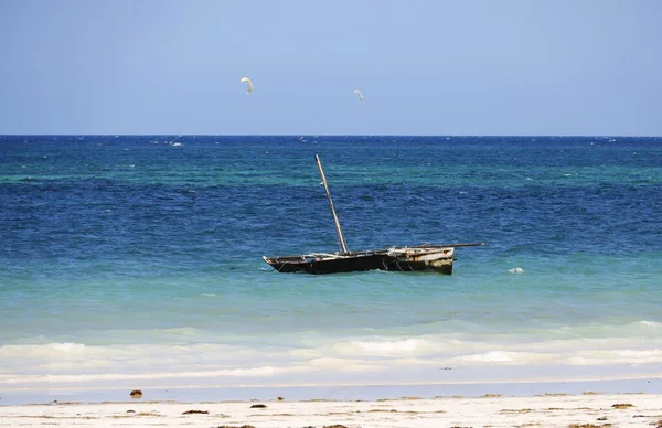 肯尼亚迪亚尼海滩一艘在水面上航行的船 — 图库照片
