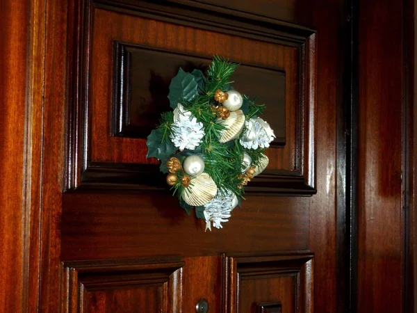 Uma Decoração Natal Uma Porta Madeira — Fotografia de Stock