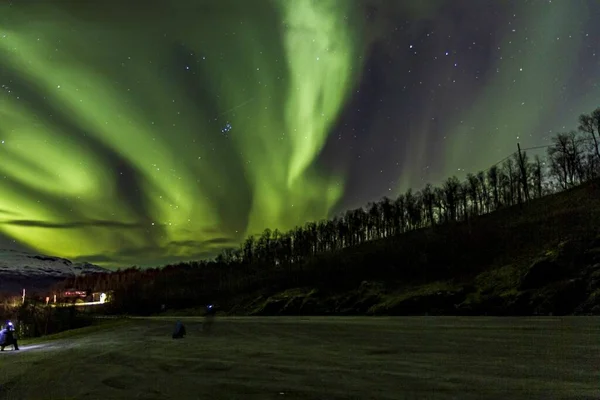 Zócalo Bajo Ángulo Aurora Borealis Verde Noruega Perfecto Para Fondo — Foto de Stock