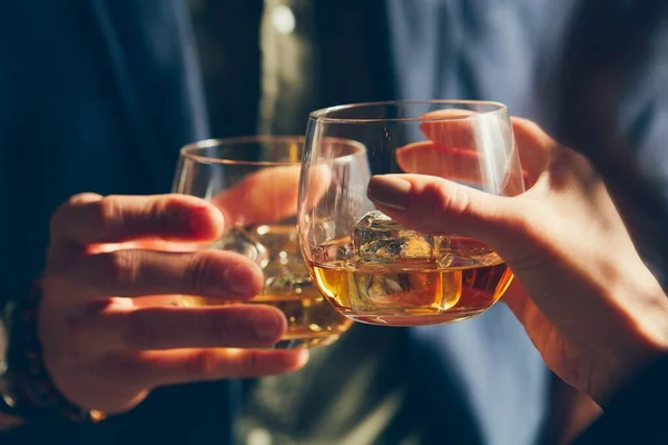 Gros Plan Deux Personnes Cliquetant Des Verres Avec Alcool Toast — Photo