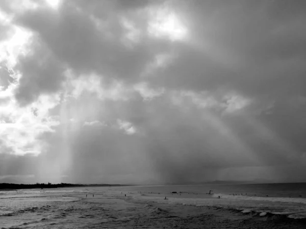 Gråskalebild Ett Hav Med Solen Skiner Bakom Molnen Byron Bay — Stockfoto