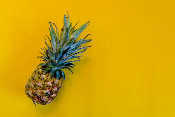 Nahaufnahme Einer Ananas Auf Gelber Oberfläche — Stockfoto