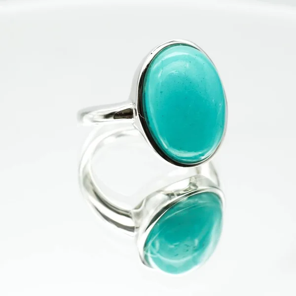 Närbild Bild Oval Formad Amazonite Ring Vit Yta — Stockfoto