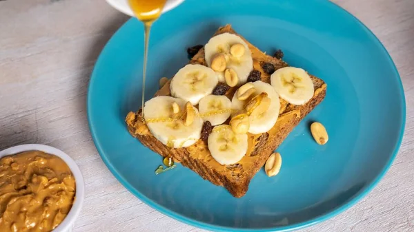 Ein Toast Mit Banane Und Ahornsirup Einem Blauen Teller — Stockfoto