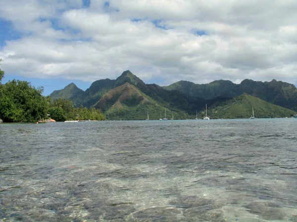 Mar Com Montanhas Arborizadas Distância Bora Bora Polinésia Francesa — Fotografia de Stock