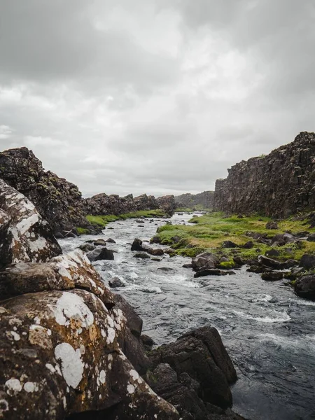 Lodowata Mgła Zimna Woda Rzeki Oxararfoss Parku Narodowym Thingvellir Islandia — Zdjęcie stockowe