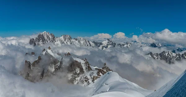 山の中に雲とAiguille Midiからのパノラマ — ストック写真