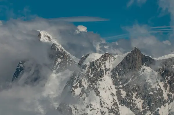 Close Dinâmico Montanhas Cercadas Por Nuvens Nos Alpes Franceses — Fotografia de Stock