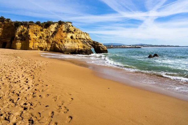 ポルトガルのアルガルヴェの青い空の下でバタビーチと海の景色 — ストック写真