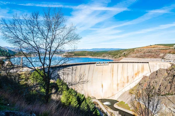 Een Prachtig Landschap Van Atazar Reservoir Madrid Spanje Onder Een — Stockfoto