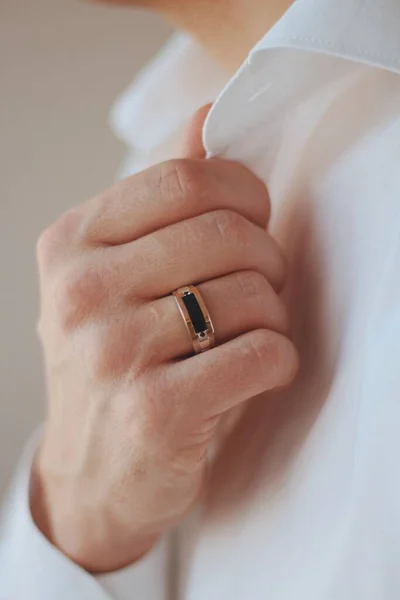 Egy Közeli Kép Egy Hímről Aki Arany Gyűrűt Visel — Stock Fotó