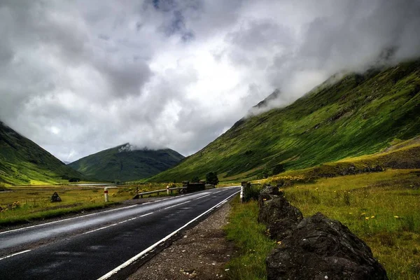 Beau Plan Route Entourée Montagnes Sous Ciel Nuageux — Photo