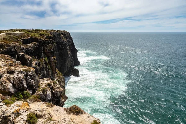 Een Prachtig Landschap Van Kliffen Atlantische Oceaan Bij Cape Sagres — Stockfoto