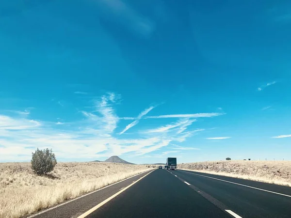 Belo Tiro Dos Carros Estrada Sob Céu Azul — Fotografia de Stock