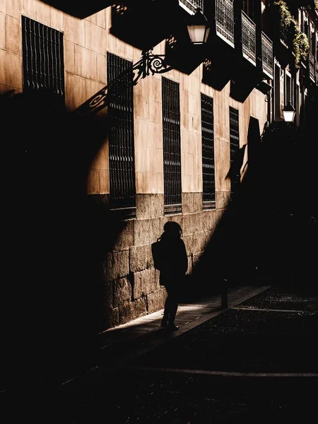 Eine Vertikale Aufnahme Einer Silhouette Person Die Auf Dem Bürgersteig — Stockfoto