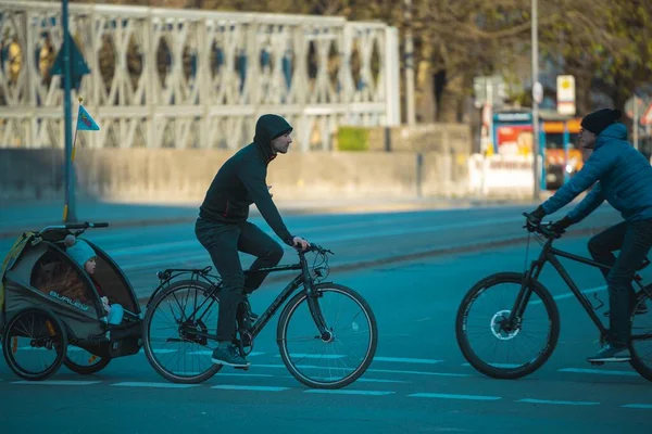 Munich Alemanha Mar 2020 Ciclistas Munique Durante Pôr Sol Pai — Fotografia de Stock