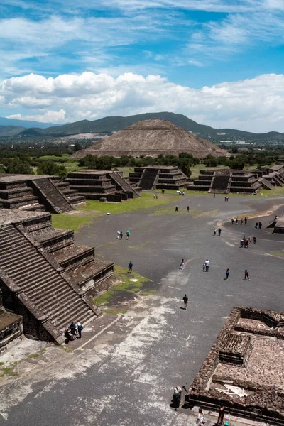 Egy Függőleges Felvétel Azokról Emberekről Akik Mexikóban Turnéznak Teotihuacan Piramisokban — Stock Fotó
