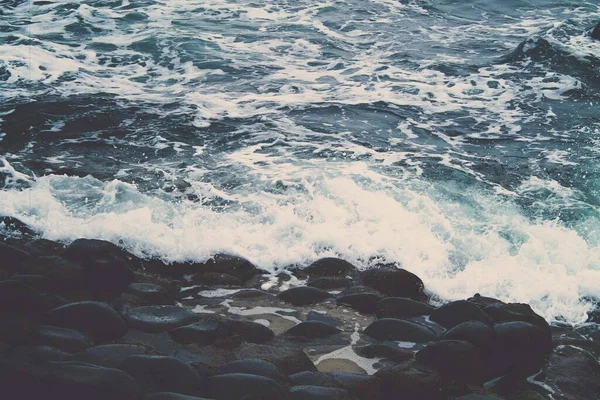 Die Schöne Aufnahme Der Wellen Des Ozeans Die Auf Die — Stockfoto