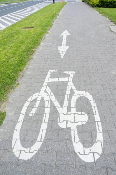 Een Schilderij Van Een Witte Fiets Een Pijl Grond Van — Stockfoto