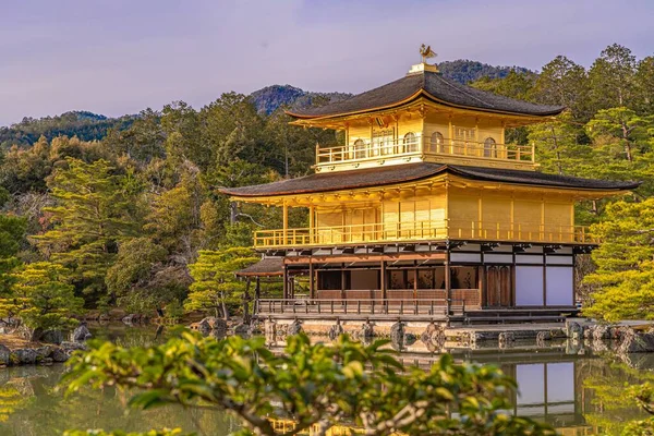 Een Lange Schilderstuk Van Goudene Tempel Van Kinkaku Omringd Door — Stockfoto