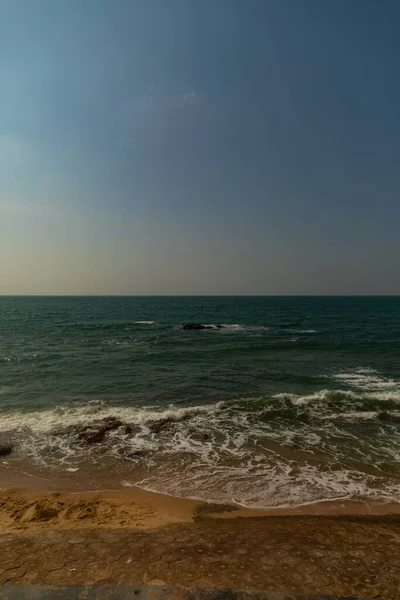 Plage Devant Eau Sous Ciel Bleu — Photo