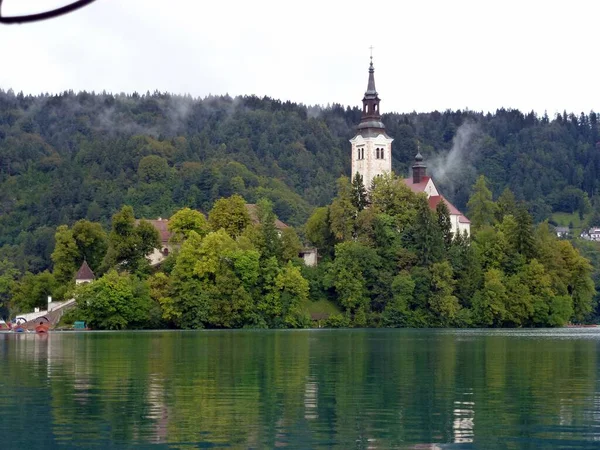 Jezioro Budynkiem Oddali Słowenii — Zdjęcie stockowe