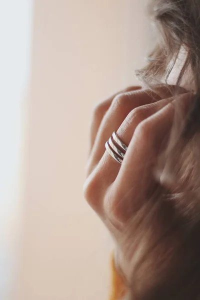 一个穿着漂亮银戒指的女性的特写镜头 — 图库照片