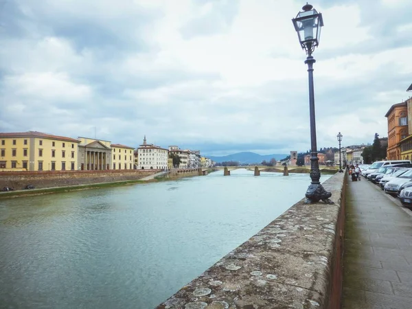 Průplav Uprostřed Budov Florencii Itálie — Stock fotografie