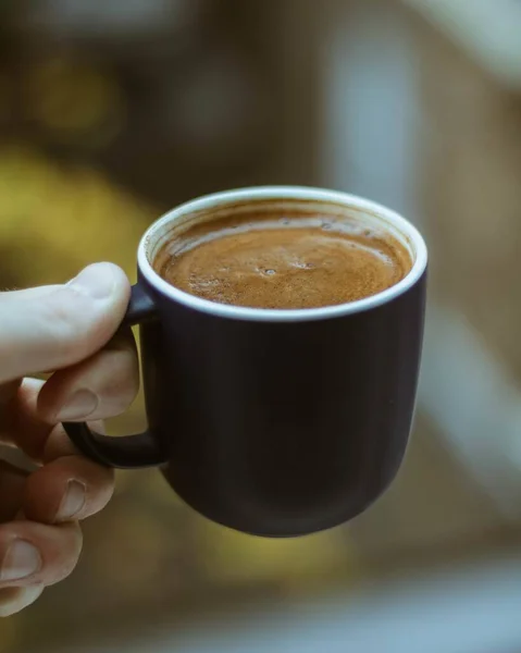 Nahaufnahme Einer Person Die Eine Schwarze Tasse Kaffee Mit Verschwommenem — Stockfoto