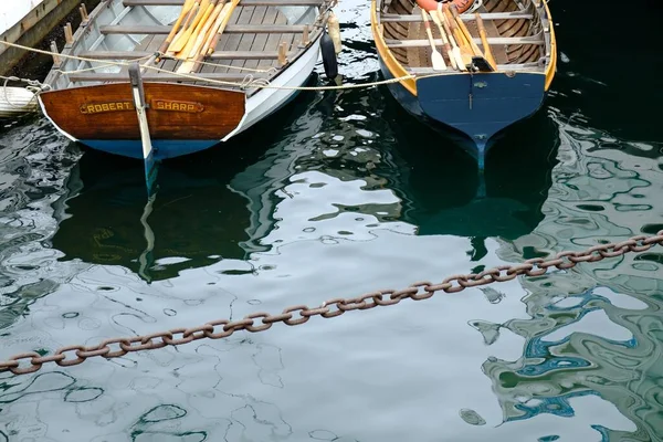 米国サンディエゴ 2019年9月18日 前景に錆びた鎖を持つサンディエゴ湾の2本のボート — ストック写真