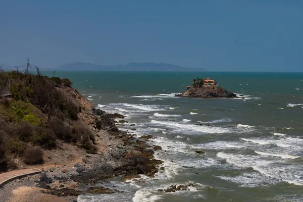 Playa Frente Agua Bajo Cielo Azul — Foto de Stock