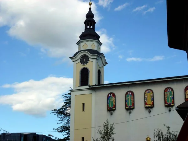 Una Iglesia Bajo Cielo Azul Liubliana Eslovenia —  Fotos de Stock
