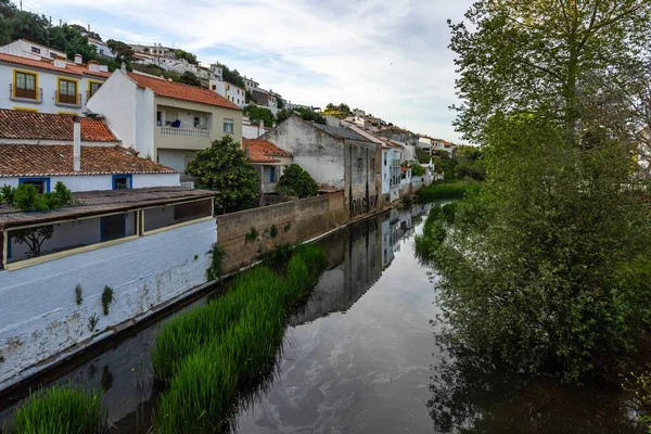 Casas Que Refletem Rio Pequena Cidade Aljezur Algarve Portugal — Fotografia de Stock