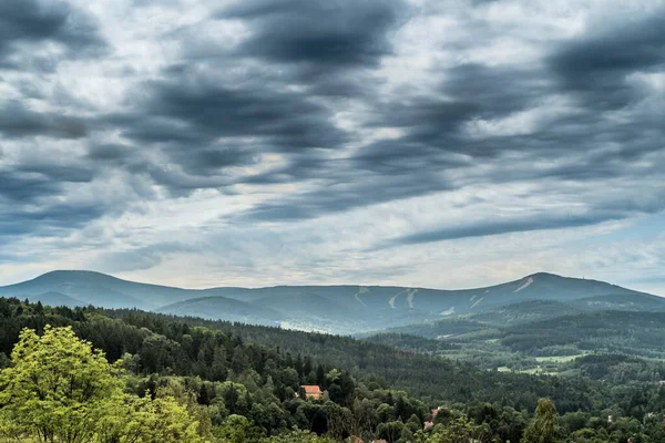 Piękne Ujęcie Zalesionych Gór Pod Chmurnym Niebem — Zdjęcie stockowe