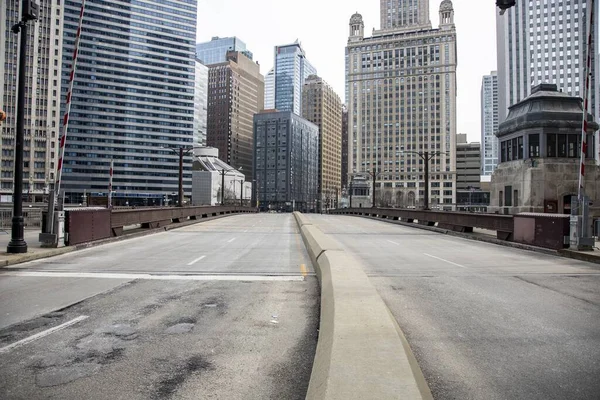 シカゴ アメリカ合衆国 2020年3月24日 シカゴ中心街の通りが州道とミシガン州道の周りに完全に荒廃しており 国民健康のために空になっているパンデミックCovid — ストック写真