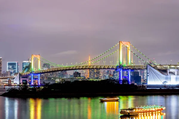 东京的天际线和夜晚明亮的彩虹桥 — 图库照片