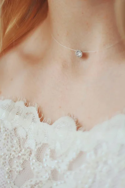 Plan Rapproché Vertical Une Mariée Portant Délicat Collier Étrangleur — Photo